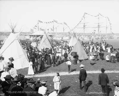 Celebración del Canal de Santa María, tribuna de revisión y aldea india, c.1905 de Detroit Publishing Co.
